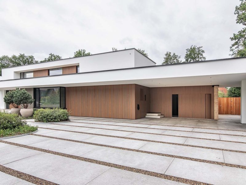 Zijwaartse garagedeur gelijk met de gevel