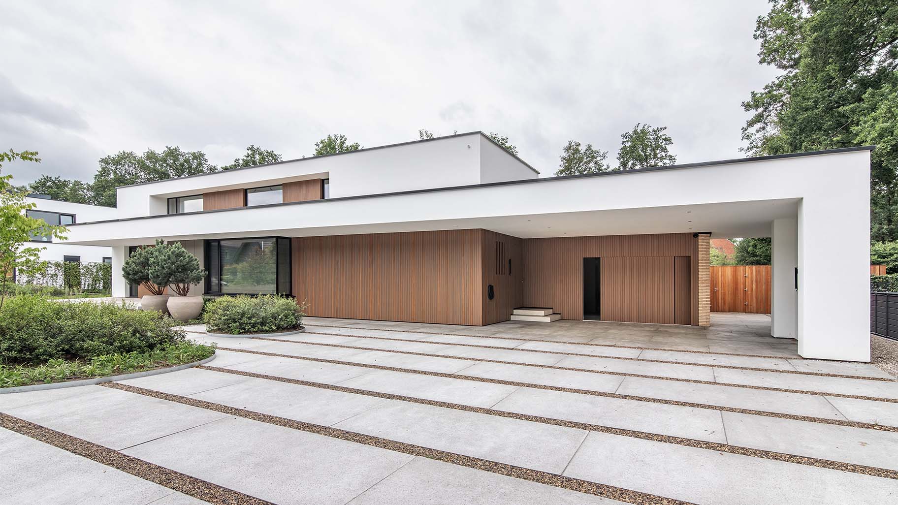 Zijwaartse garagedeur gelijk met de gevel