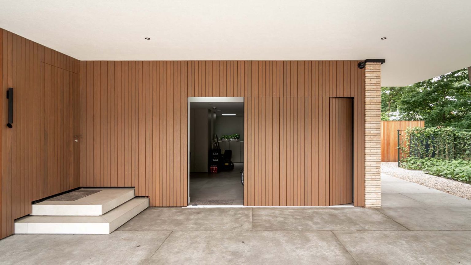 Fraké houten zijwaartse garagedeur | Different Doors