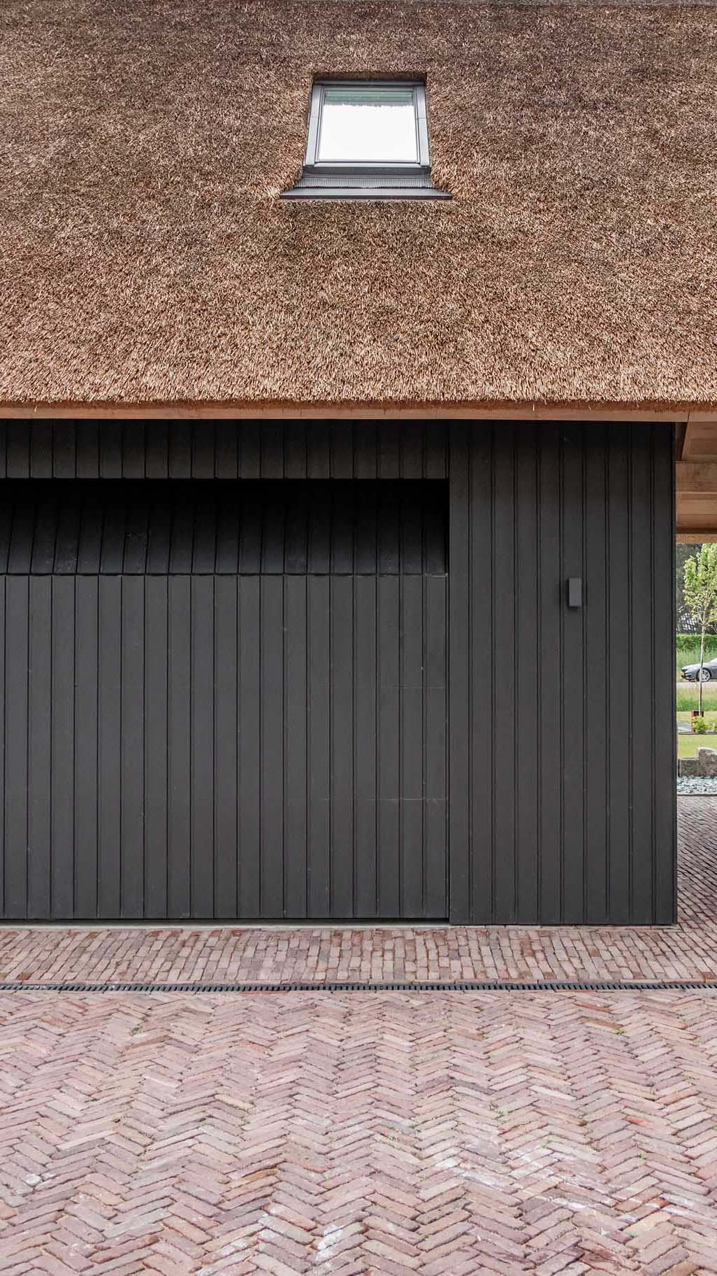 Eikenhouten garagedeur antracietzwart