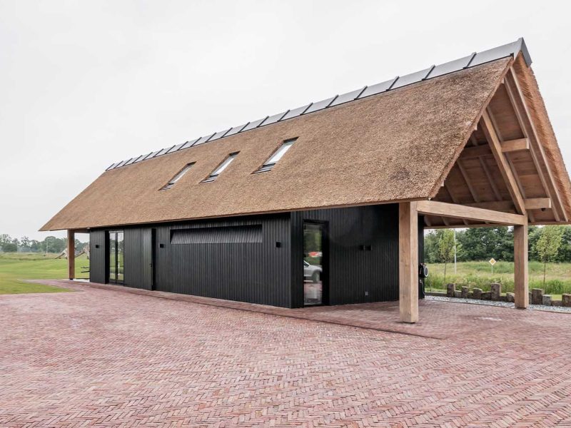 Garagedeur van eikenhout