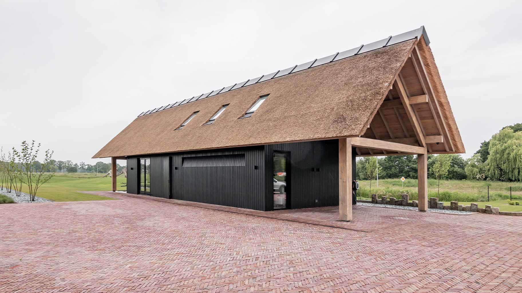 Garagedeur van eikenhout