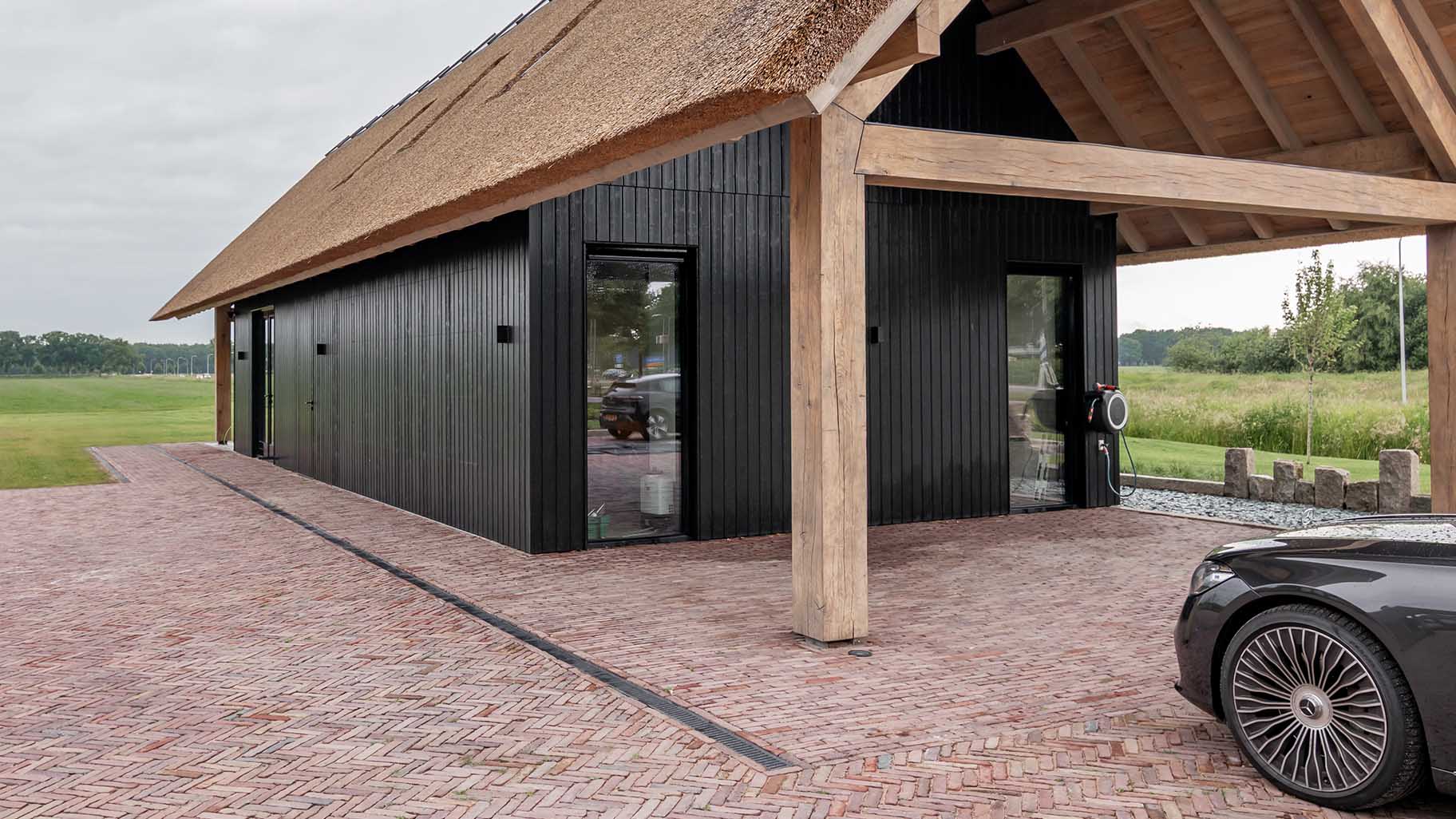 Garagedeur van eikenhout