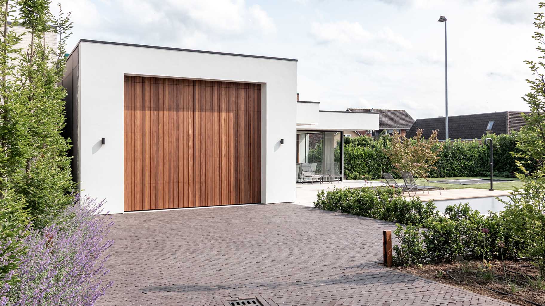 Houten garagedeur afrormosia