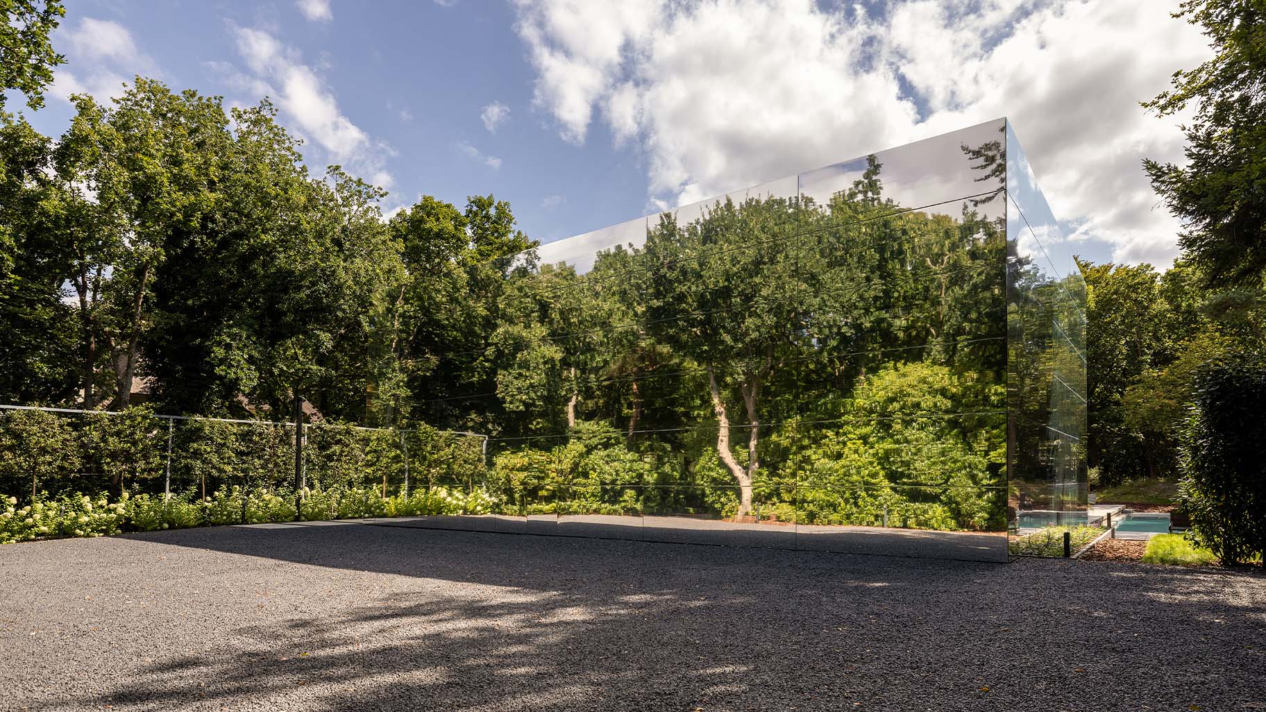 Spiegelwoning met onzichtbare garagedeur