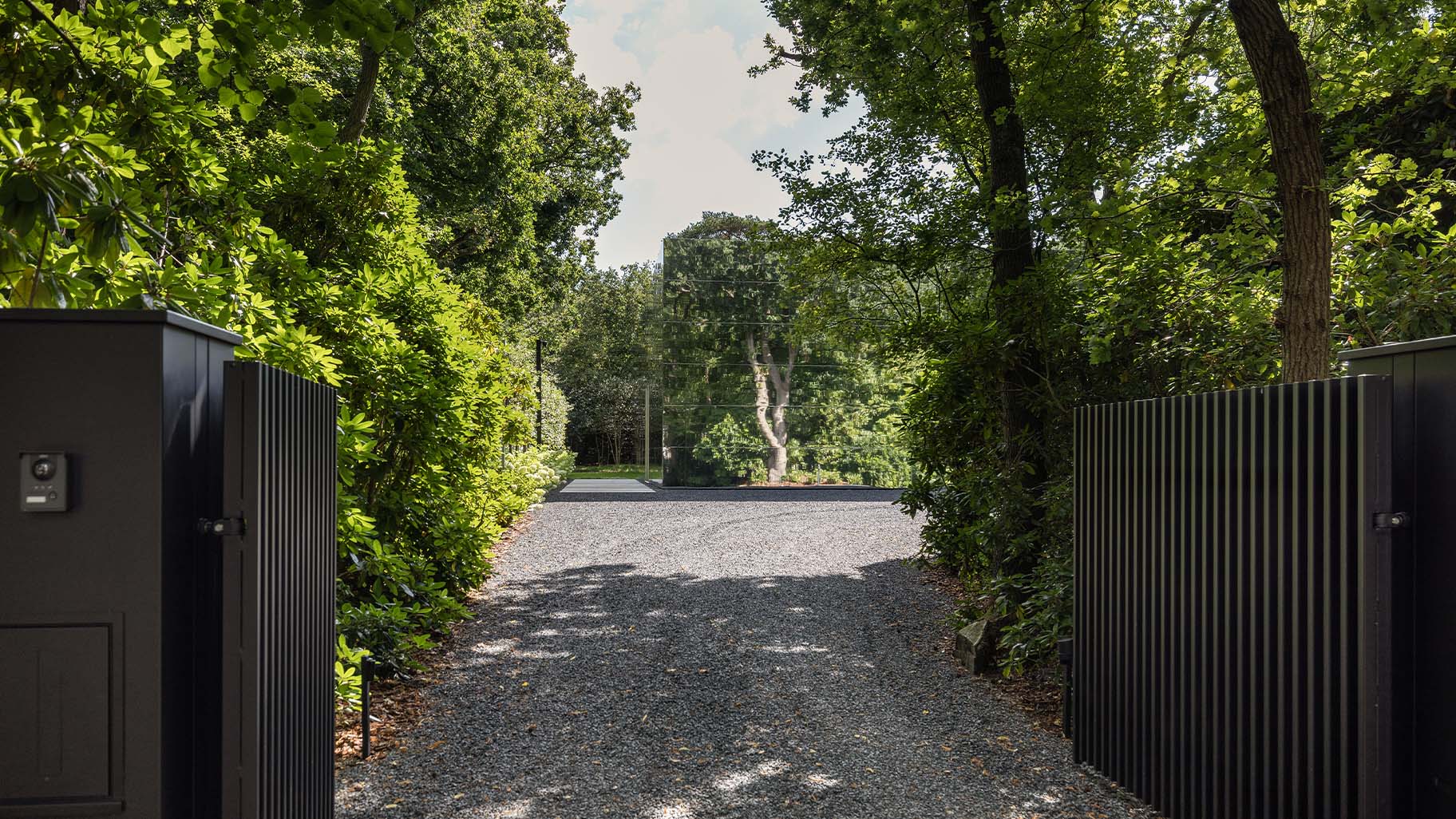 Spiegelwoning met onzichtbare garagedeur