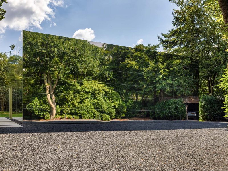 Spiegelwoning met onzichtbare garagedeur