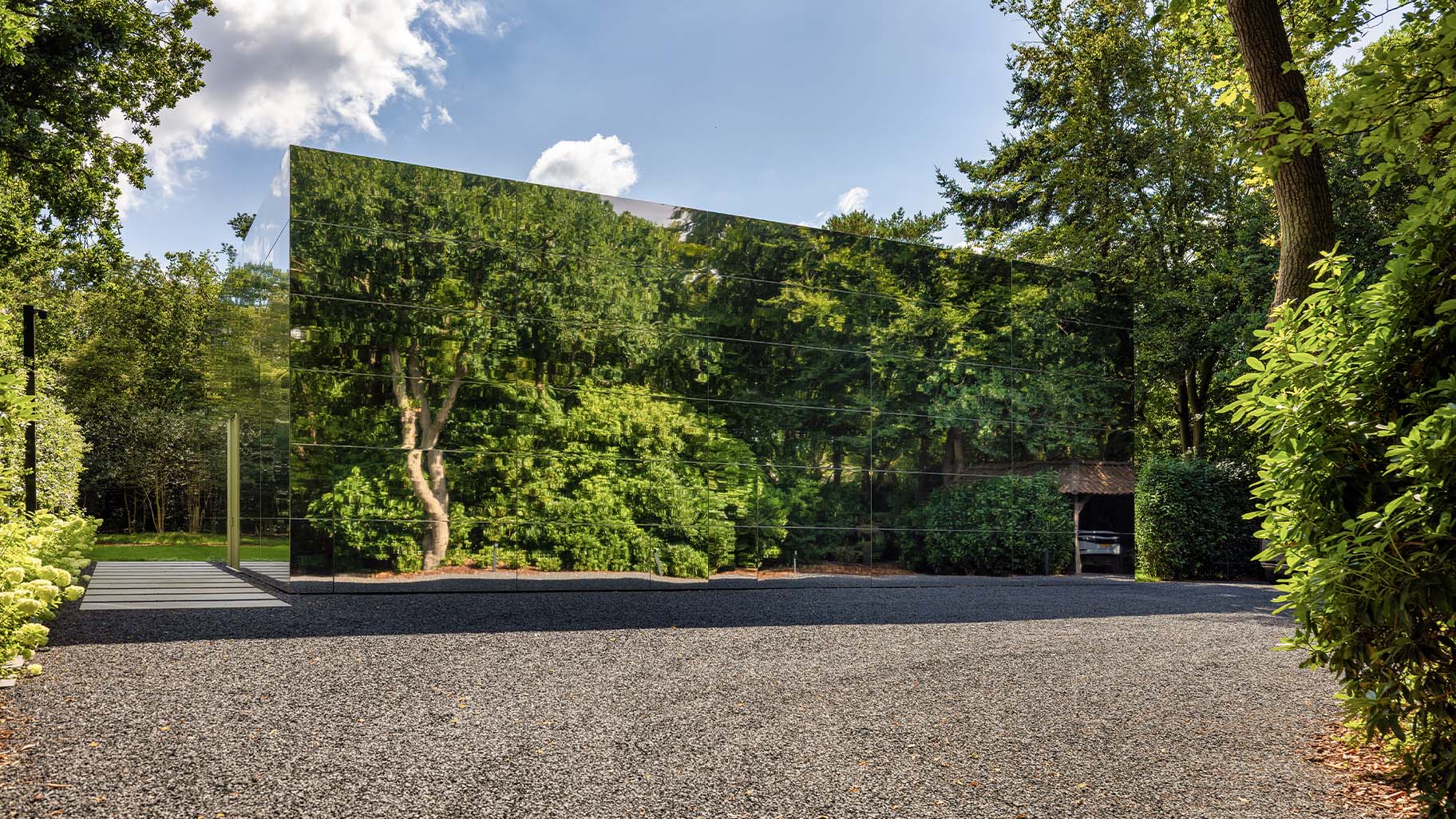 Spiegelwoning met onzichtbare garagedeur