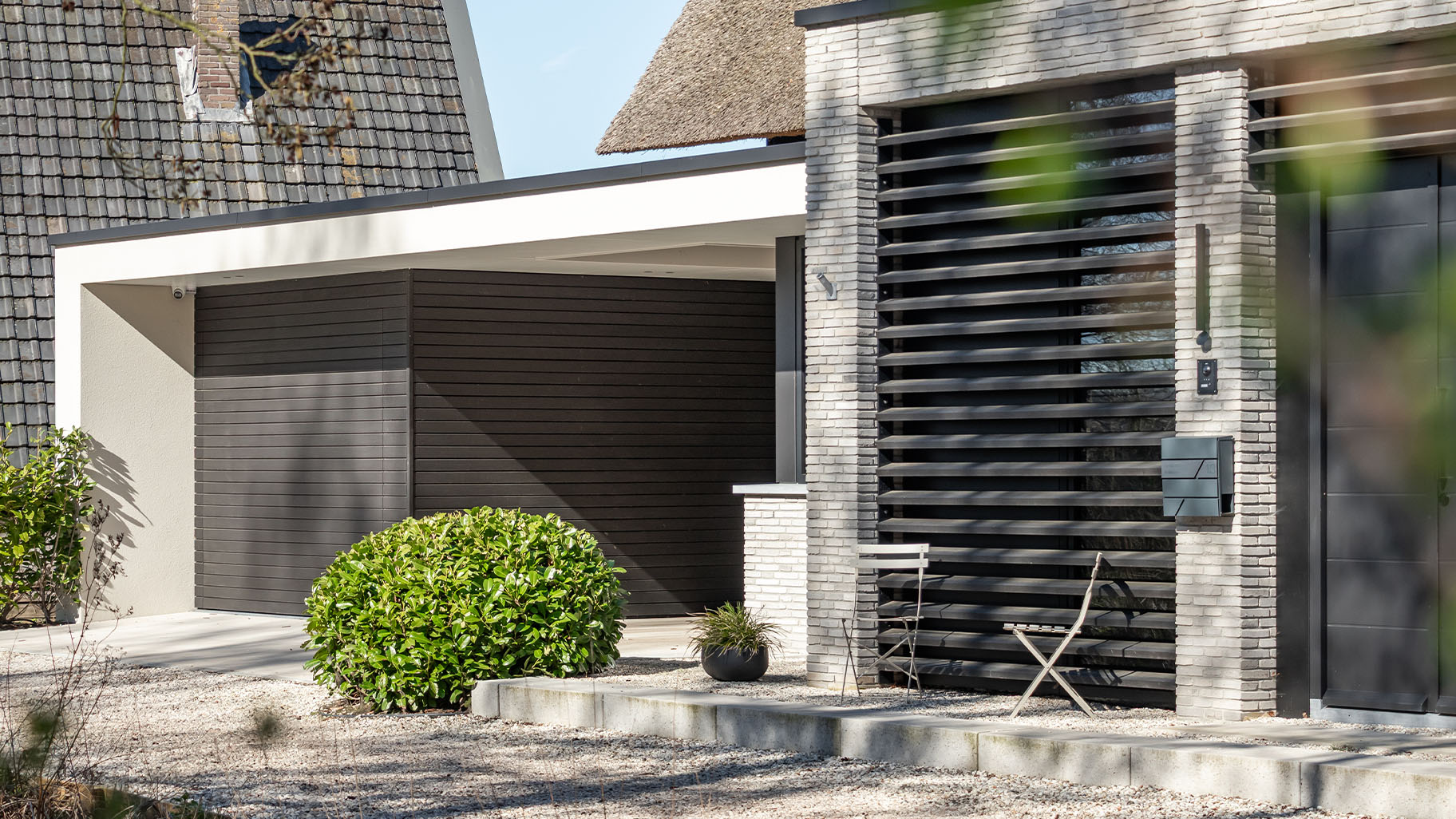 Fraké houten sectionaaldeuren bij woning en botenhuis