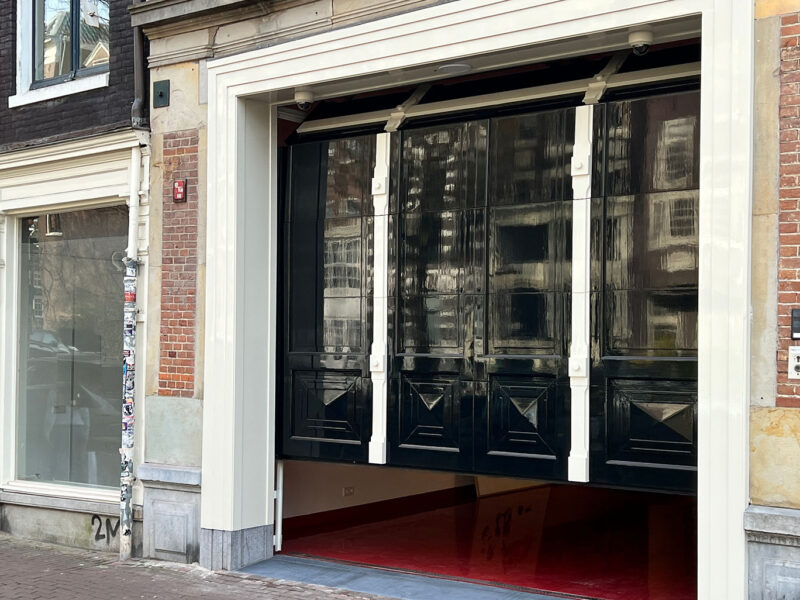Houten garagedeur grachtenpand Amsterdam