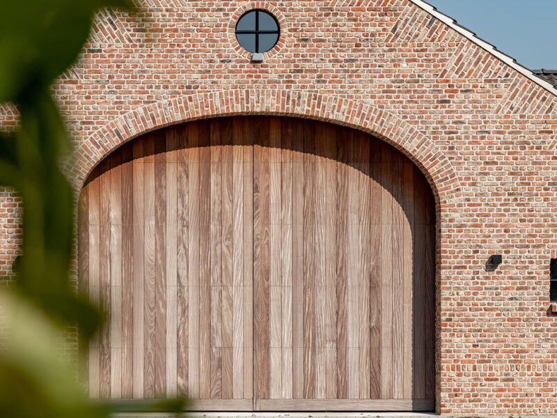Houten sectionaaldeur bij toog