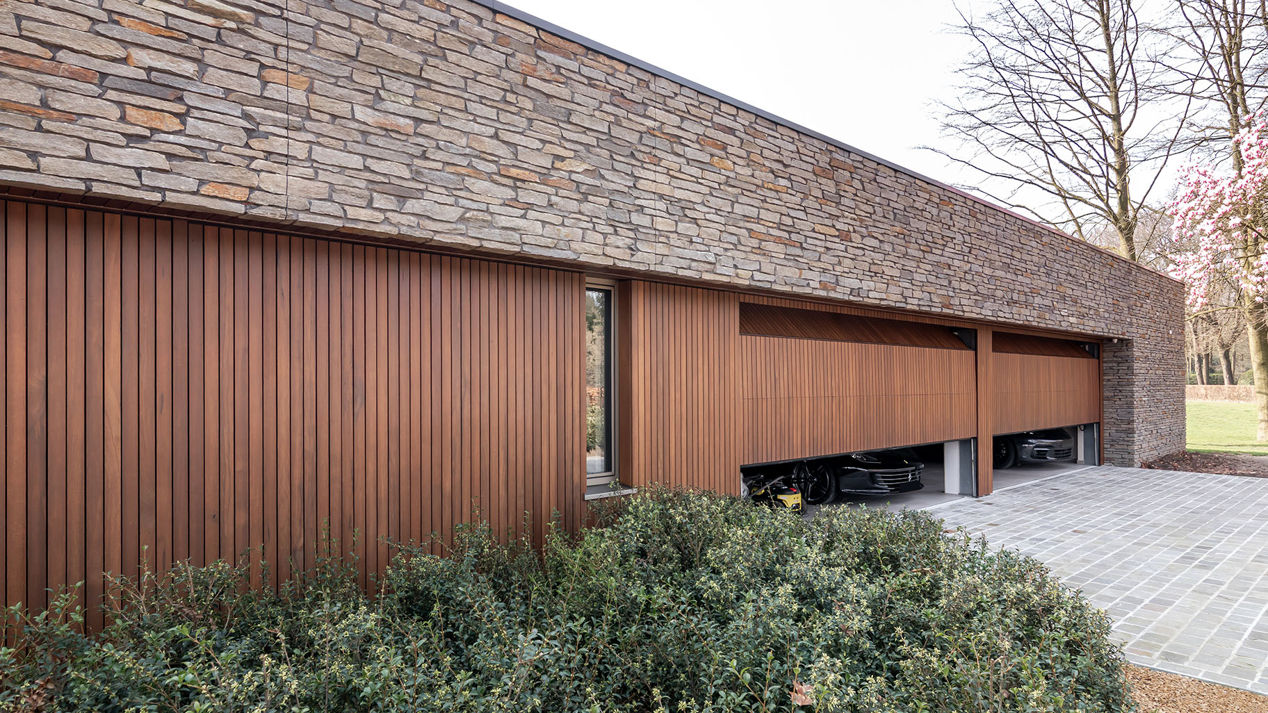 Houten garagedeuren van ruim vijf meter breed