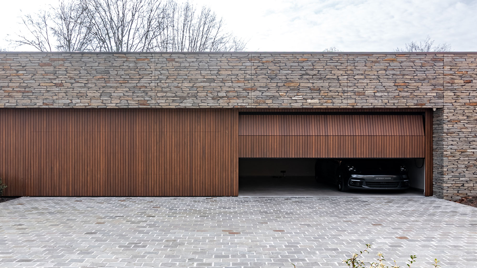 Houten garagedeuren van ruim vijf meter breed