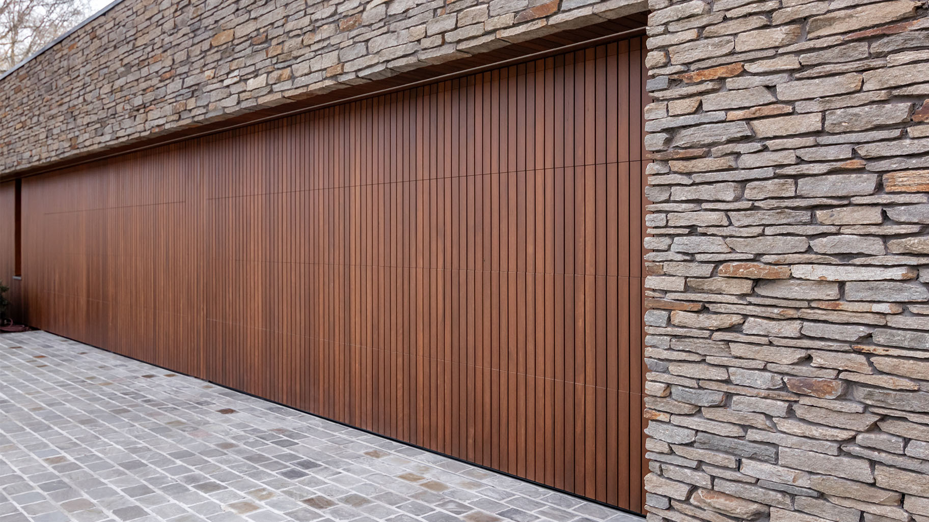Houten garagedeuren van ruim vijf meter breed