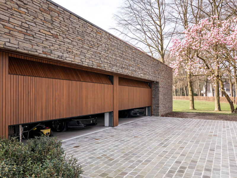 Houten garagedeuren van ruim vijf meter breed