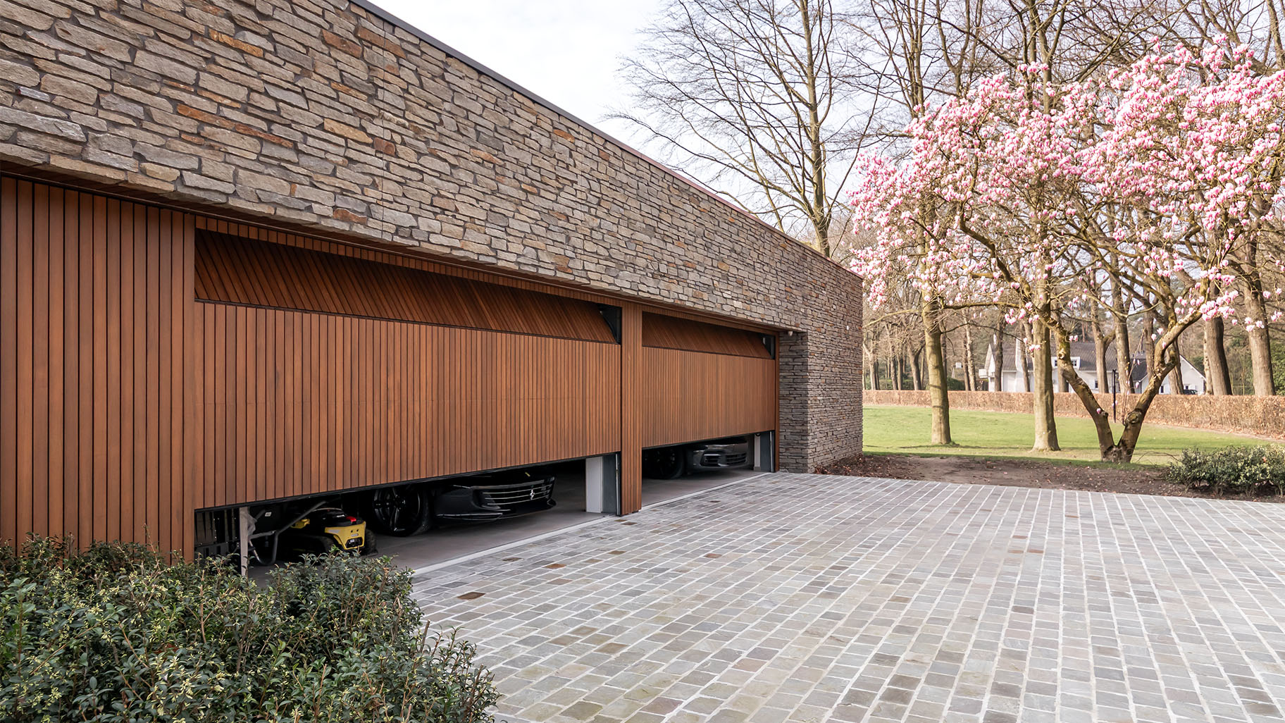 Houten garagedeuren van ruim vijf meter breed