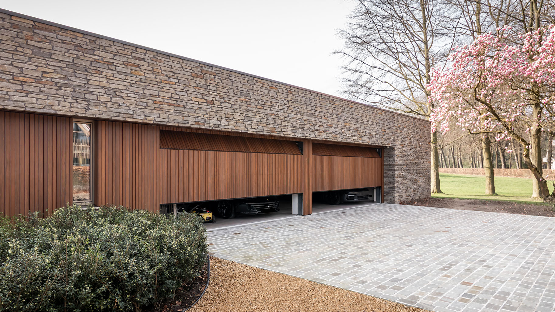 Houten garagedeuren van ruim vijf meter breed